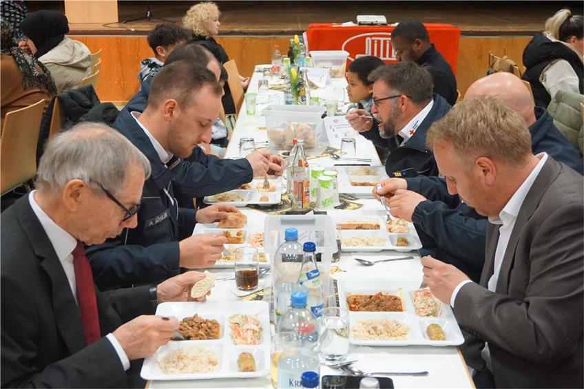 Zum ersten Mal sitzen beim Fastenbrechen in Schömberg auch Nicht-Muslime mit am Tisch