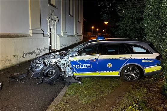 Rottweiler Polizisten verfolgen Autofahrer und krachen mit ihrem Wagen in eine Kirchenmauer