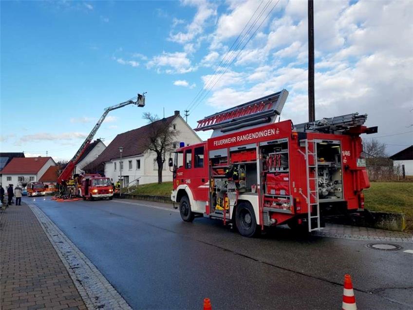 Feuerwehr und Rotes Kreuz rücken bei Kaminbrand im Wohnhaus an