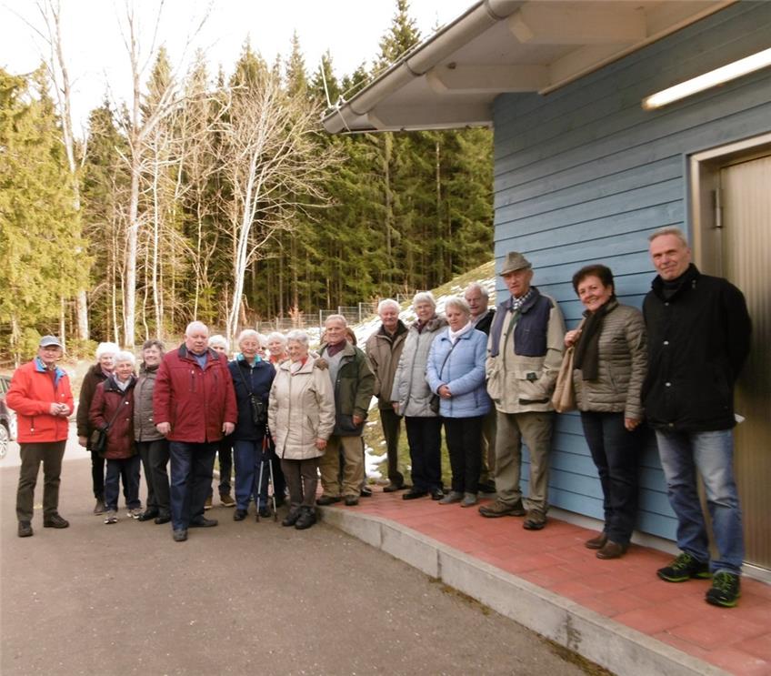 Senioren besuchen den Trinkwasserbehälter in Weilstetten