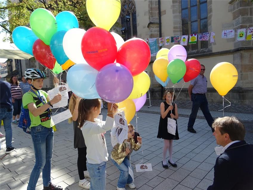 100 bunte Luftballons setzen ein Zeichen für die Demokratie
