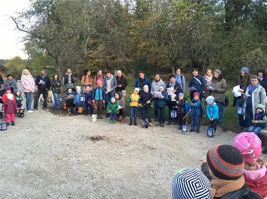 Die Familien des Balinger Waldkindergartens trafen sich zum gemeinsamen Laternenlauf