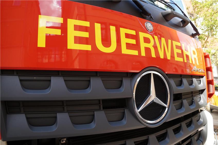 Brand auf Grosselfinger Firmengelände: Feuerwehr löscht brennenden Abfallcontainer
