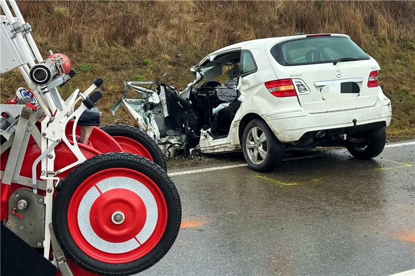 Tödlicher Unfall bei Dunningen: Auto und Krankenwagen prallen frontal zusammen