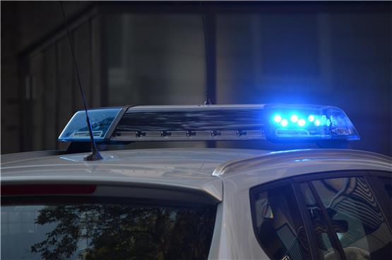 37-Jähriger will auf B27 bei Hechingen vor Verkehrskontrolle flüchten und verursacht Unfall